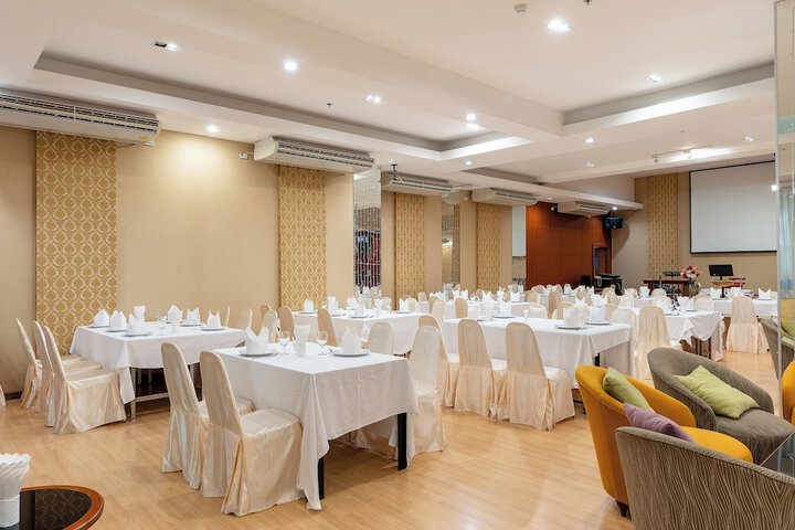 Ballroom/Hall 122 of 140