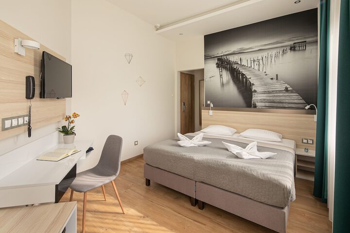 Room 3 of 48