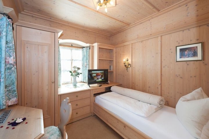 Room 8 of 32