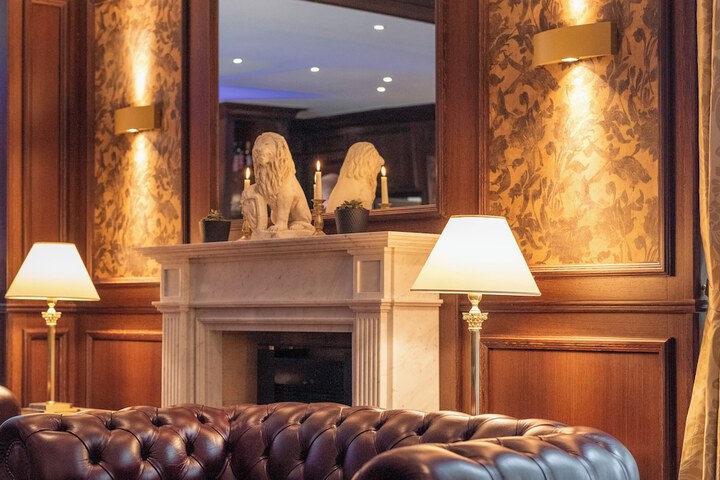 Lounge 44 of 62