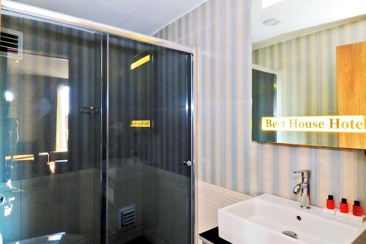 Room 25 of 38