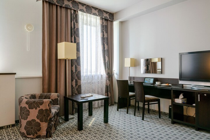 Room 11 of 28