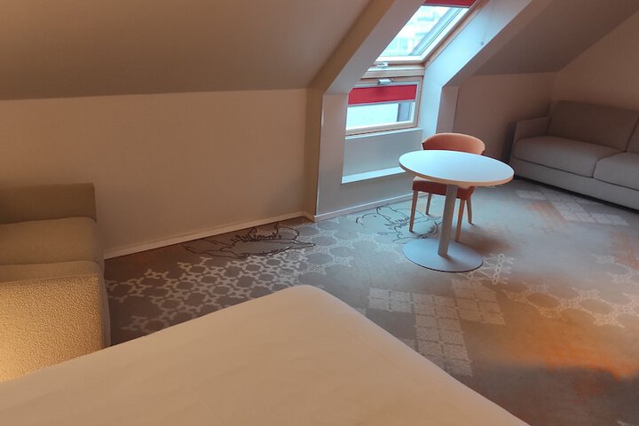 Room 9 of 182