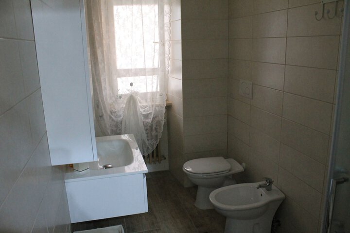 Room 6 of 12
