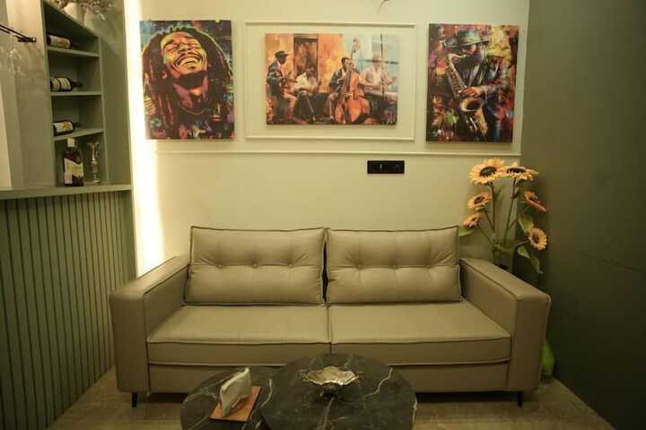Room 8 of 12