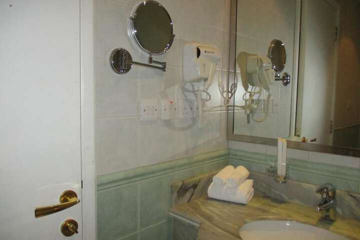 Room 14 of 34