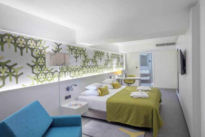 Room 30 of 106