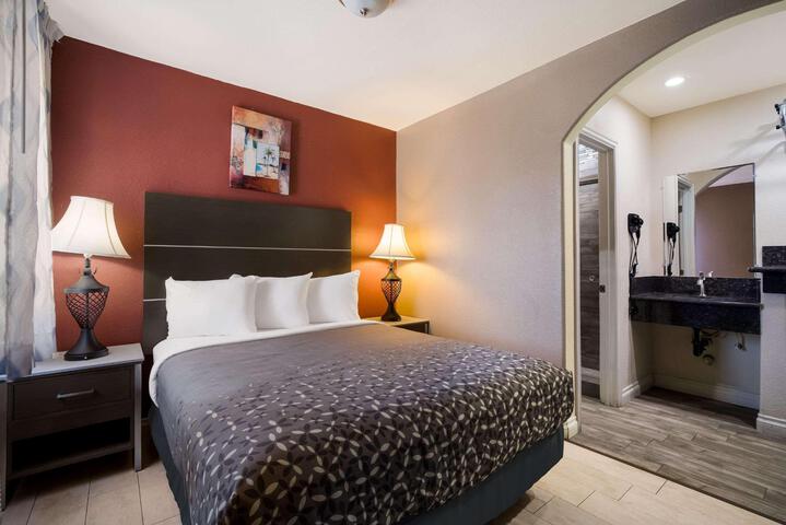 1 Queen Bed (9 of 12)