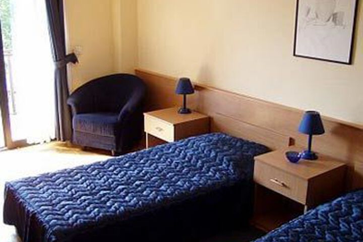 Room 9 of 30