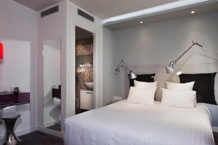 Room 8 of 34