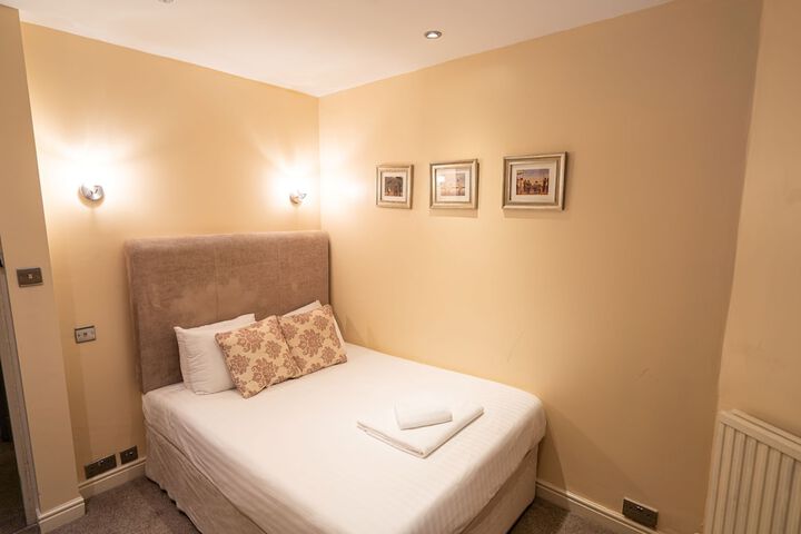 Room 17 of 46
