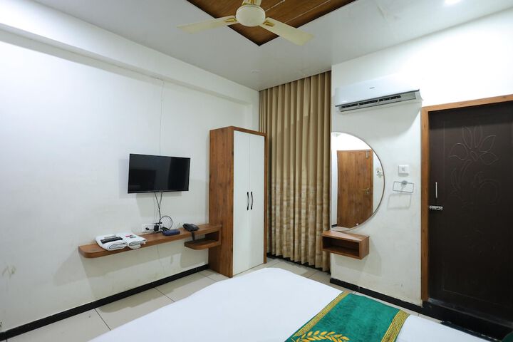 Room 13 of 38
