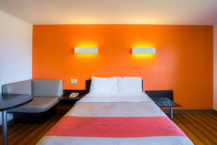 1 Queen Bed (4 of 4)