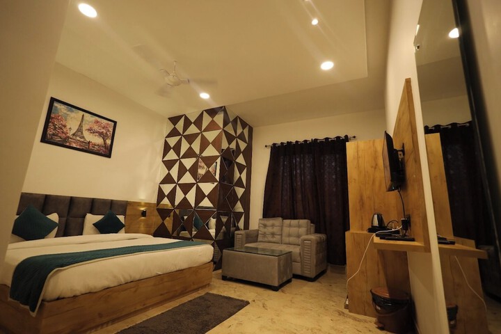 Room 6 of 8