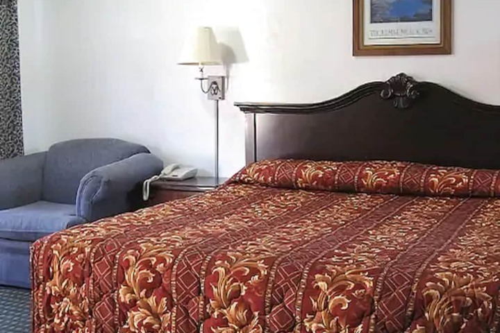 1 King Bed (4 of 7)