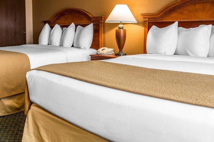 1 Queen Bed (4 of 5)