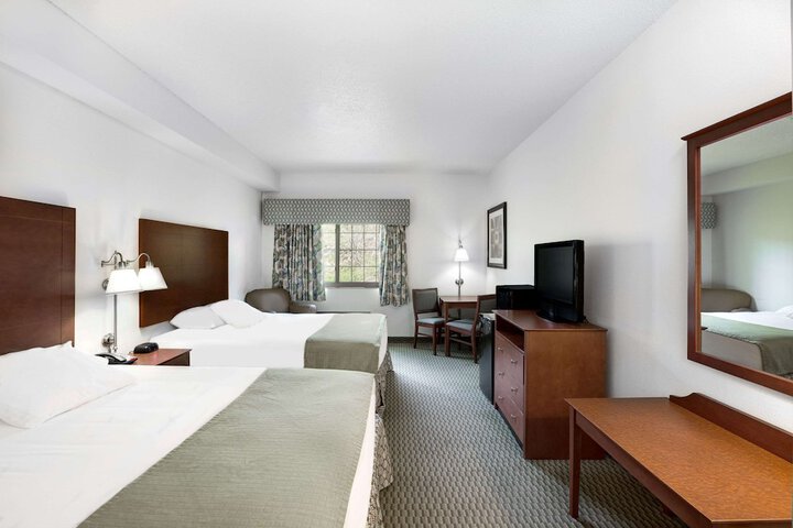 2 Queen Beds (6 of 8)