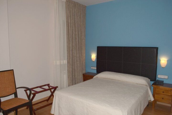 Room 4 of 16