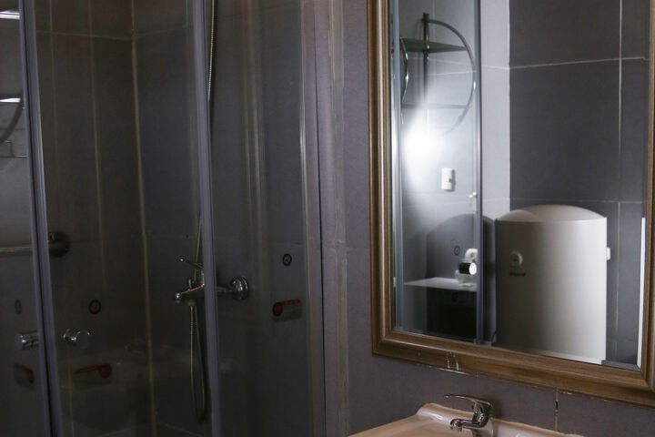 Room 2 of 31
