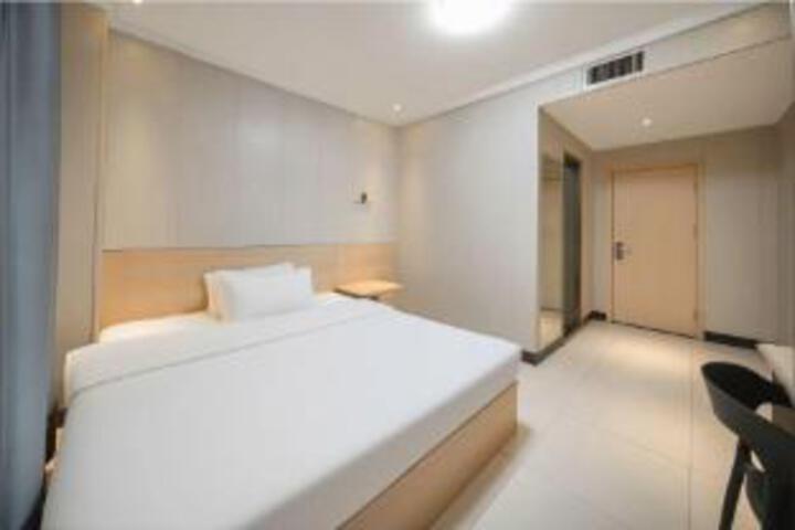 Room 4 of 6