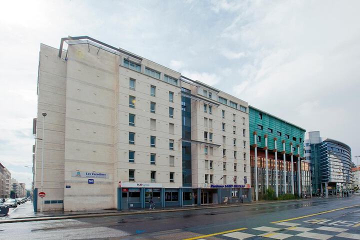Hotel Entry