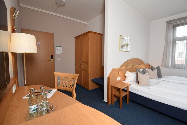 Room 9 of 50