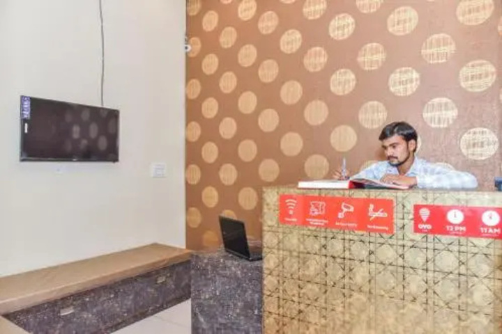 OYO 24972 Hotel Crown Inn