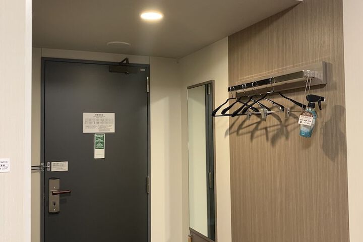 Room 4 of 18
