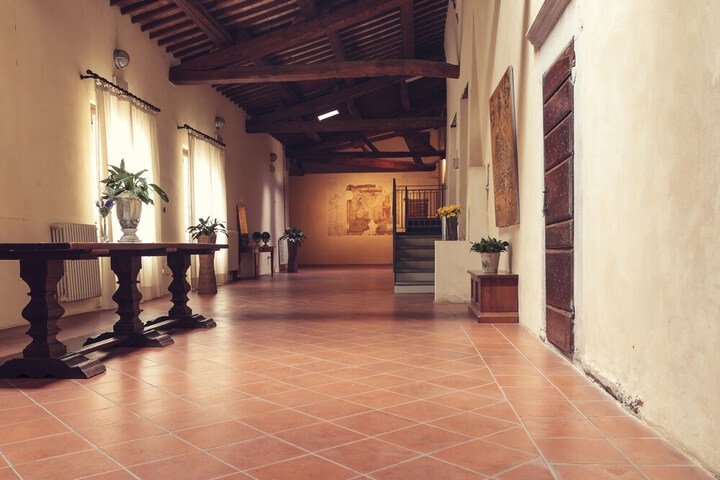 Ballroom/Hall 26 of 32