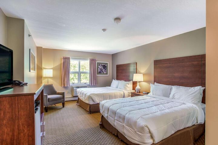 Queen Bed Accessible (4 of 12)