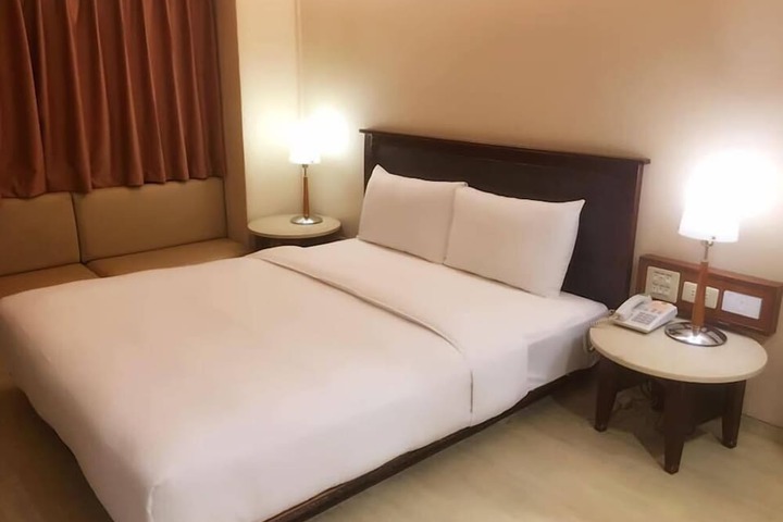 Room 13 of 32