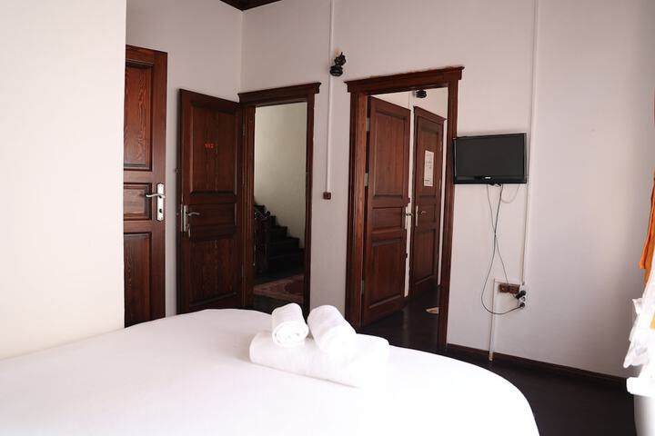Room 8 of 25