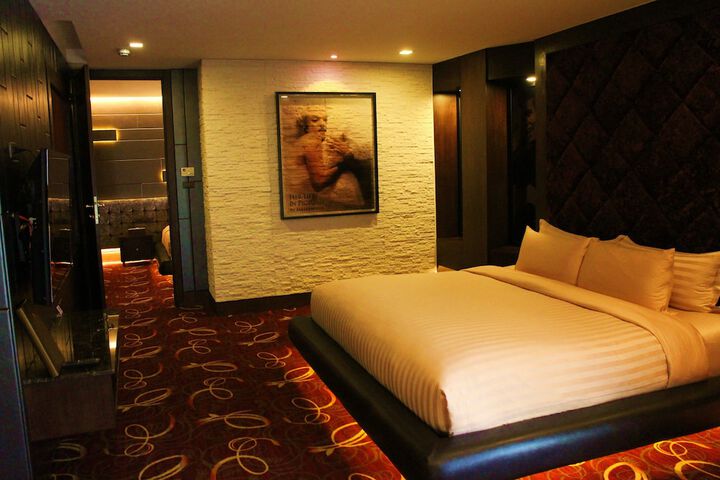 Room 9 of 42