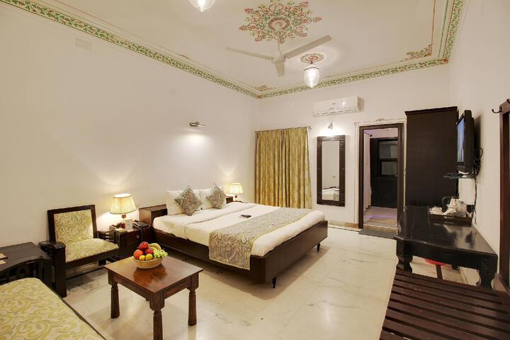 Room 4 of 12