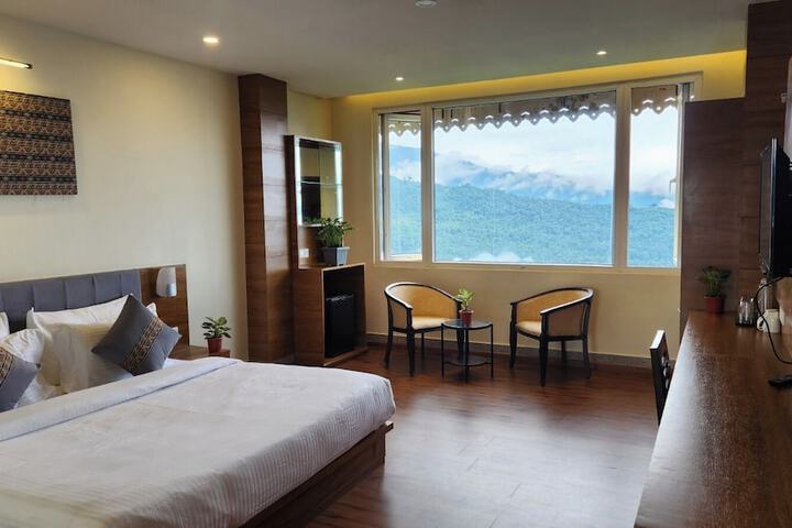 Room 6 of 13