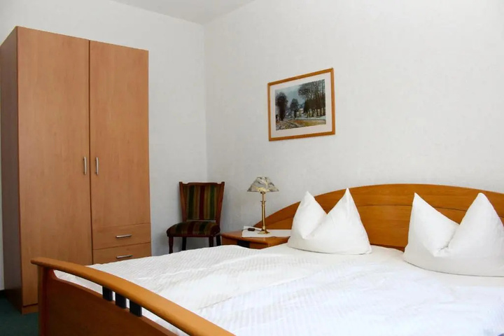 Room 3 of 27