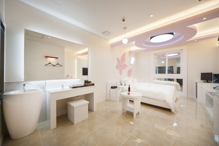 Room 2 of 49