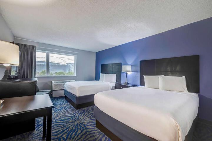1 Queen Bed (2 of 10)