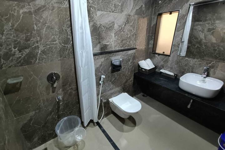 Room 24 of 28