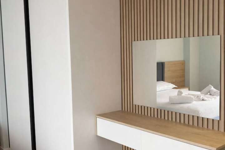 Room 2 of 73