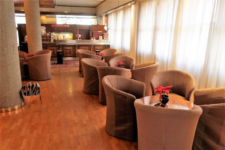 Lounge 23 of 29