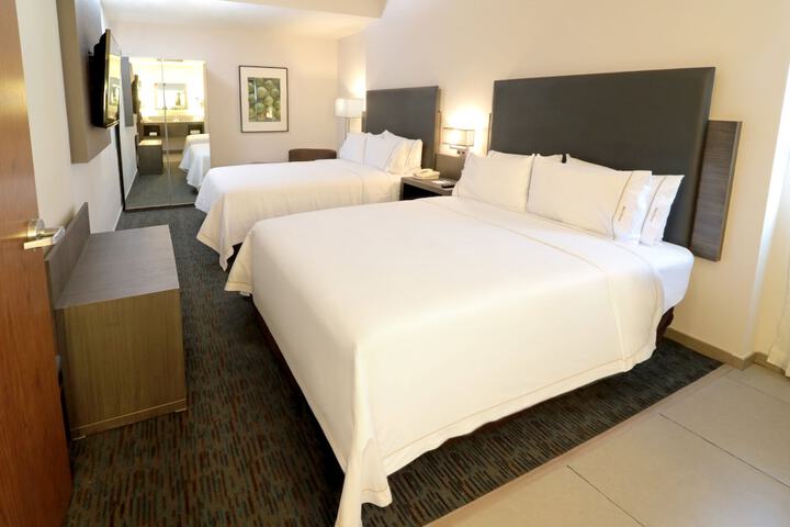 Room 12 of 80