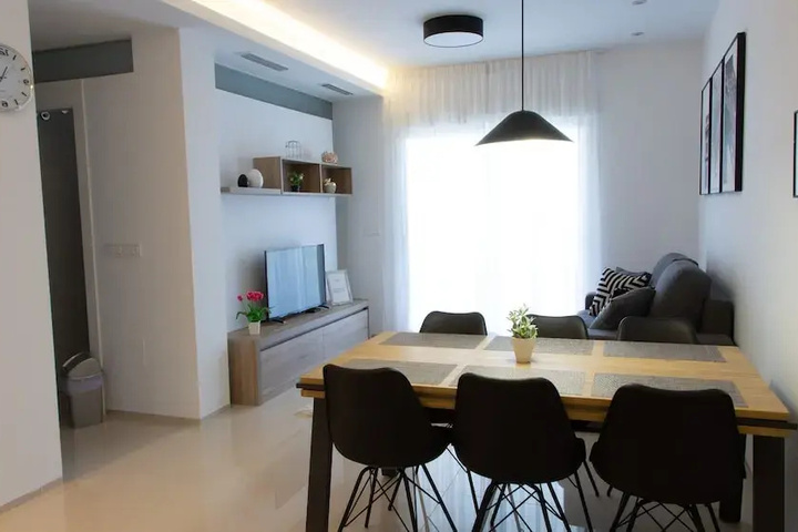 Room 5 of 16