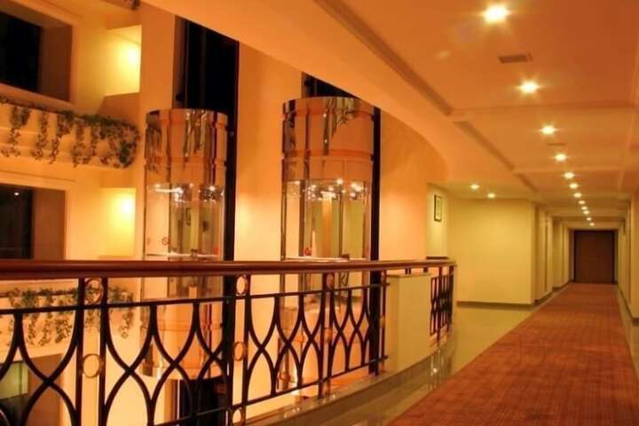 Ballroom/Hall 33 of 38