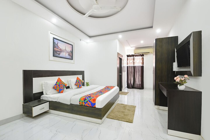 Room 13 of 32