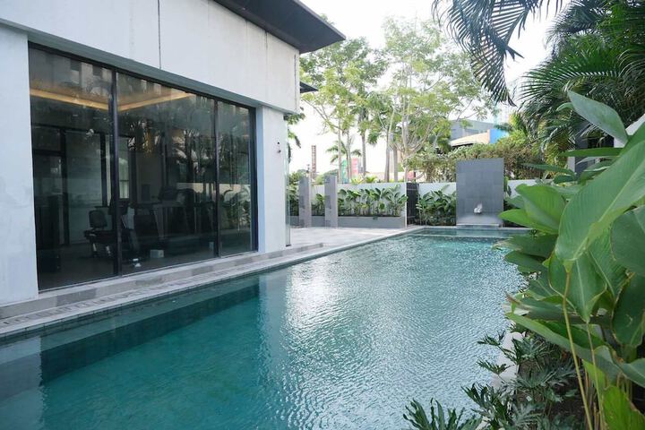 Hotel with Pool