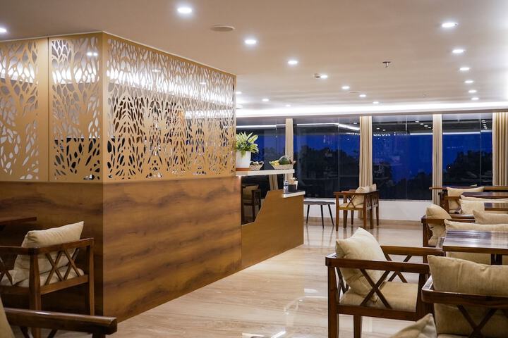 Lounge 176 of 209
