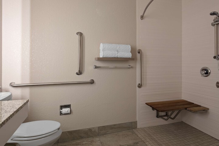 1 Queen Bed Pillow Top Mattress Refrigerator High Speed Internet Accessible Full Breakfast (5 of 13)