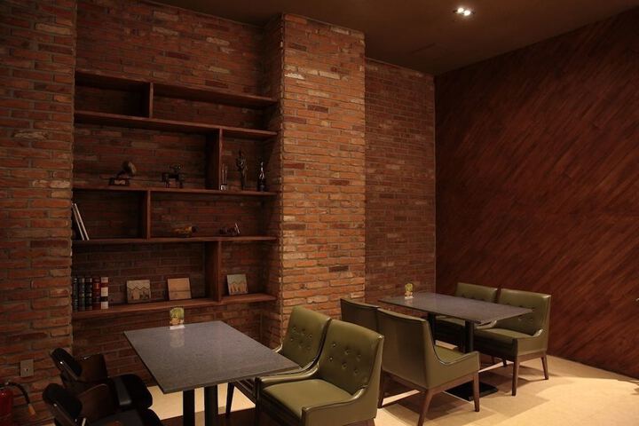 Lounge 36 of 51