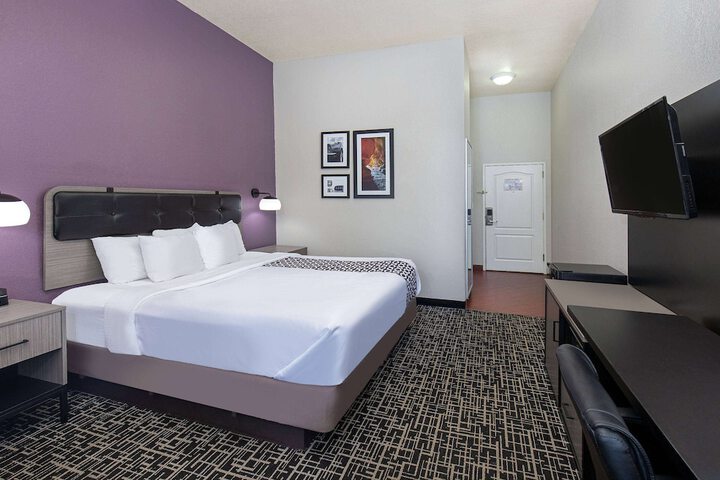 1 King Bed Accessible (3 of 25)